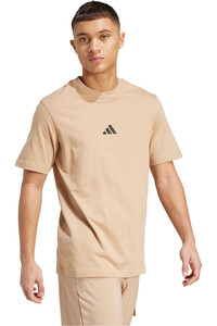adidas camiseta manga corta hombre BROWN ESSENTIALS SMALL LOGO MARRON vista detalle
