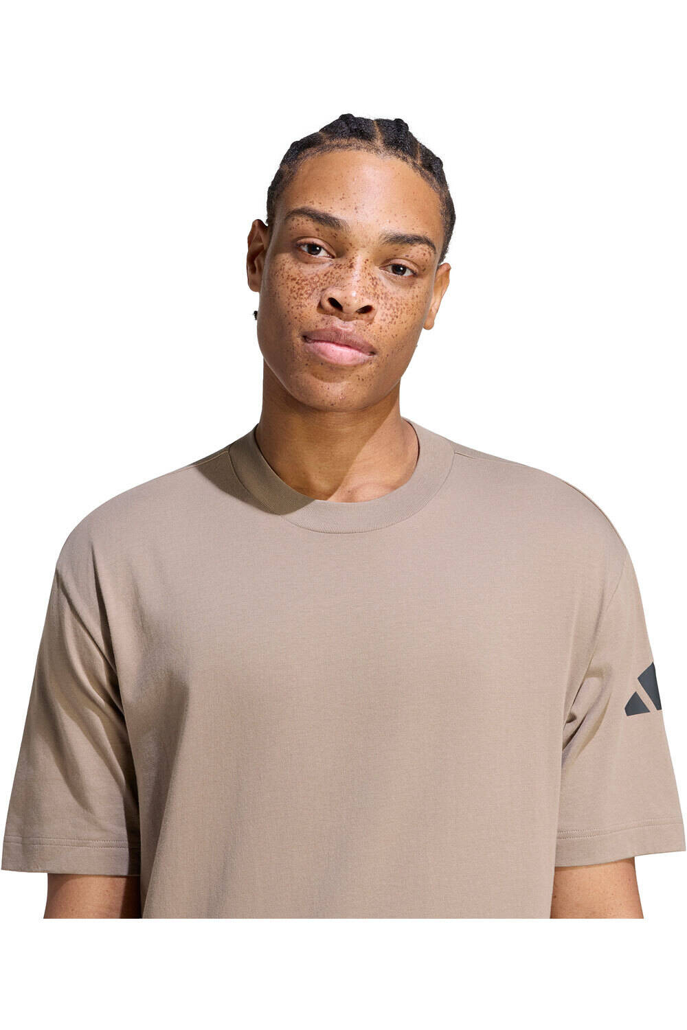 adidas camiseta manga corta hombre Camiseta Essentials Loose Bar Logo MARRON vista detalle