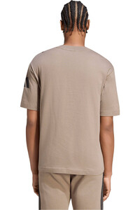 adidas camiseta manga corta hombre Camiseta Essentials Loose Bar Logo MARRON vista trasera