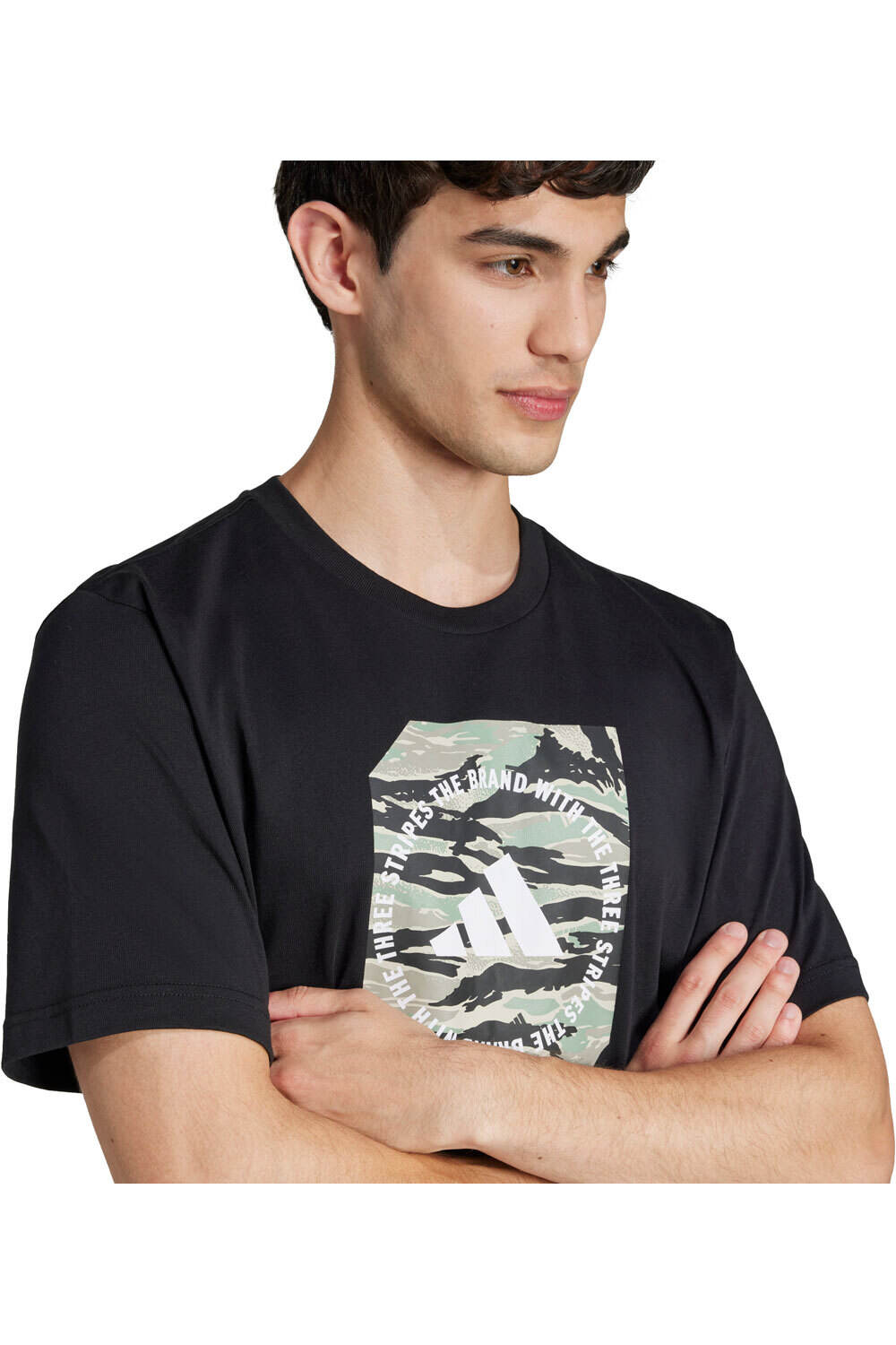 adidas camiseta manga corta hombre CAMO SHAPE GRAPHIC NEGRO vista detalle