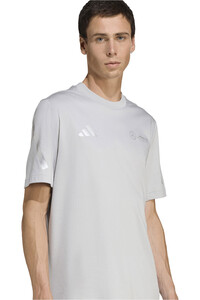 adidas camiseta manga corta hombre MERCEDES - AMG PETRONAS FORMULA ONE TEAM SILVER ARROWS GRIS vista detalle