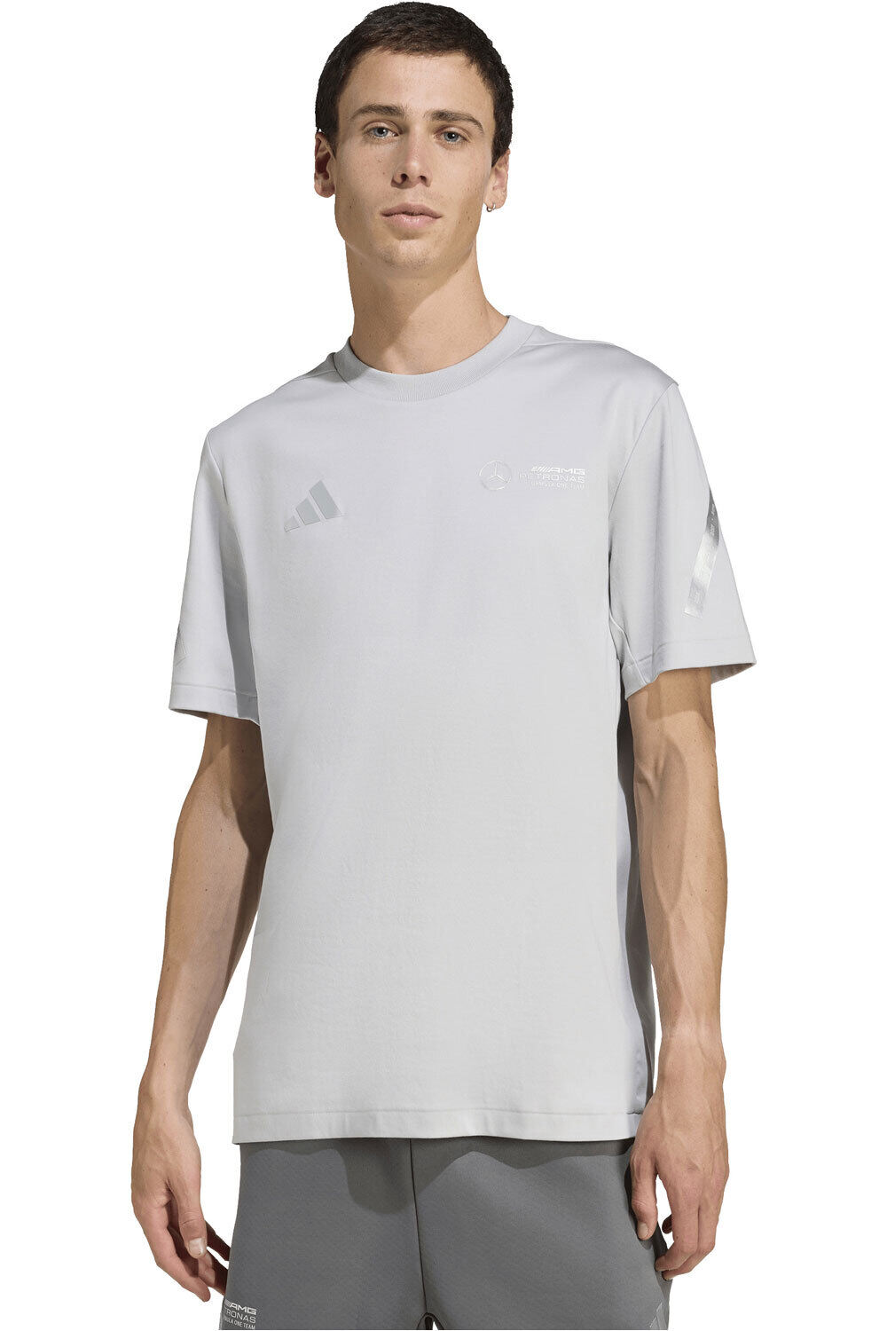 adidas camiseta manga corta hombre MERCEDES - AMG PETRONAS FORMULA ONE TEAM SILVER ARROWS GRIS vista frontal
