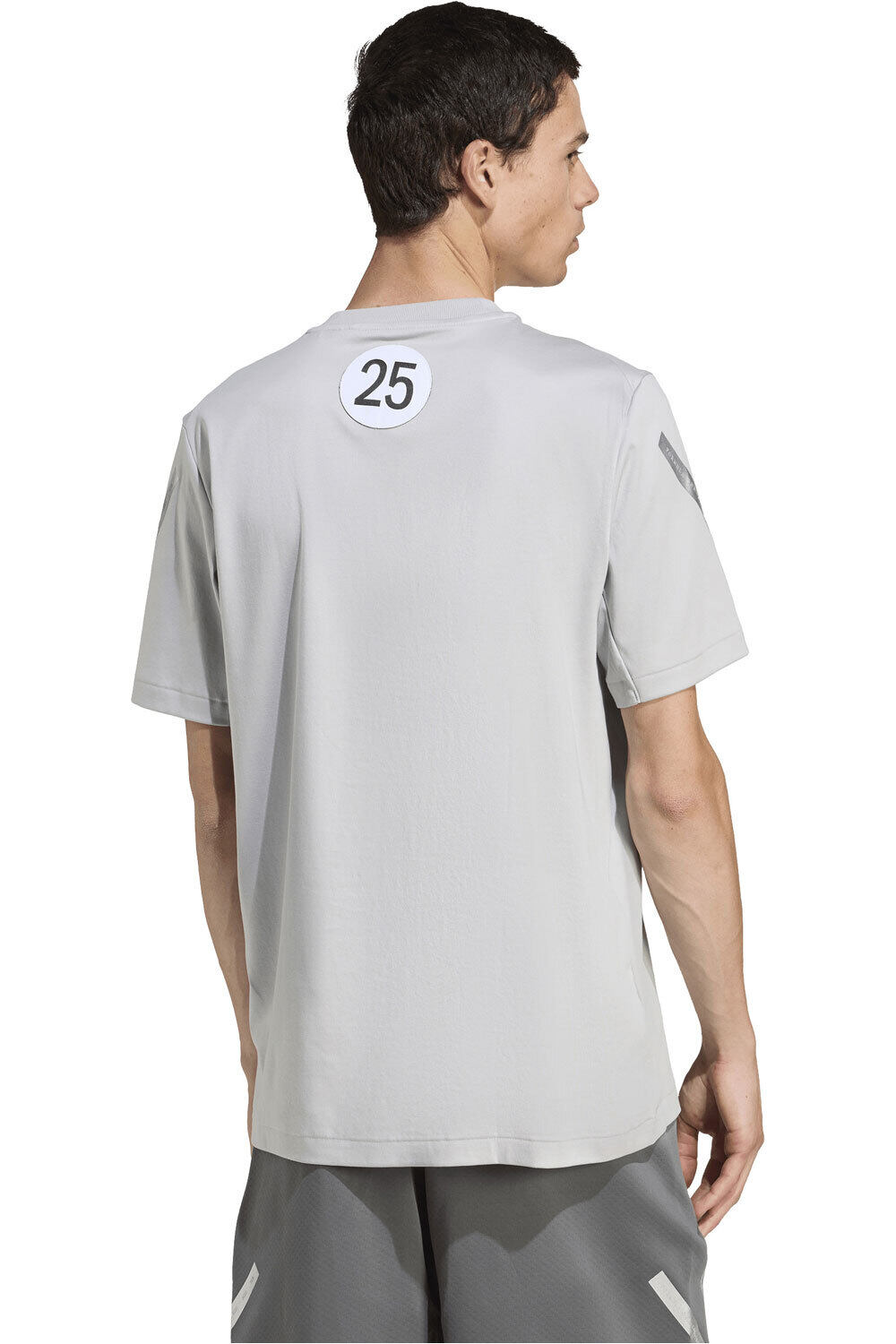 adidas camiseta manga corta hombre MERCEDES - AMG PETRONAS FORMULA ONE TEAM SILVER ARROWS GRIS vista trasera