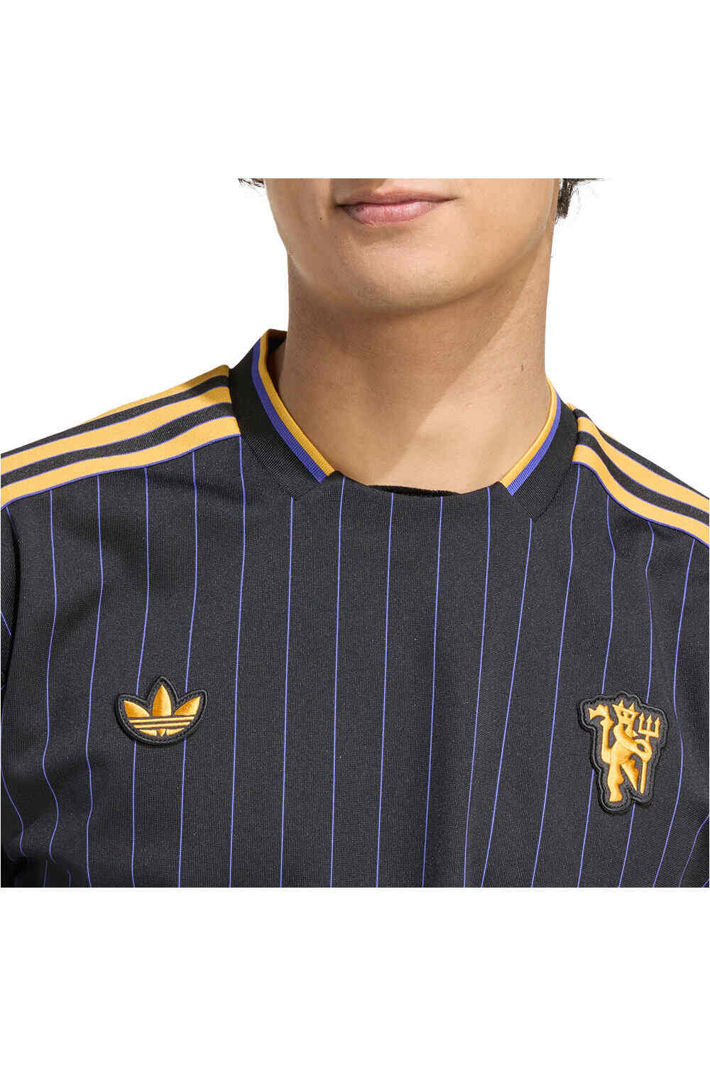 adidas camiseta manga corta hombre ORIGINALS TERRACE ICONS MANCHESTER UNITED NEGRO vista detalle