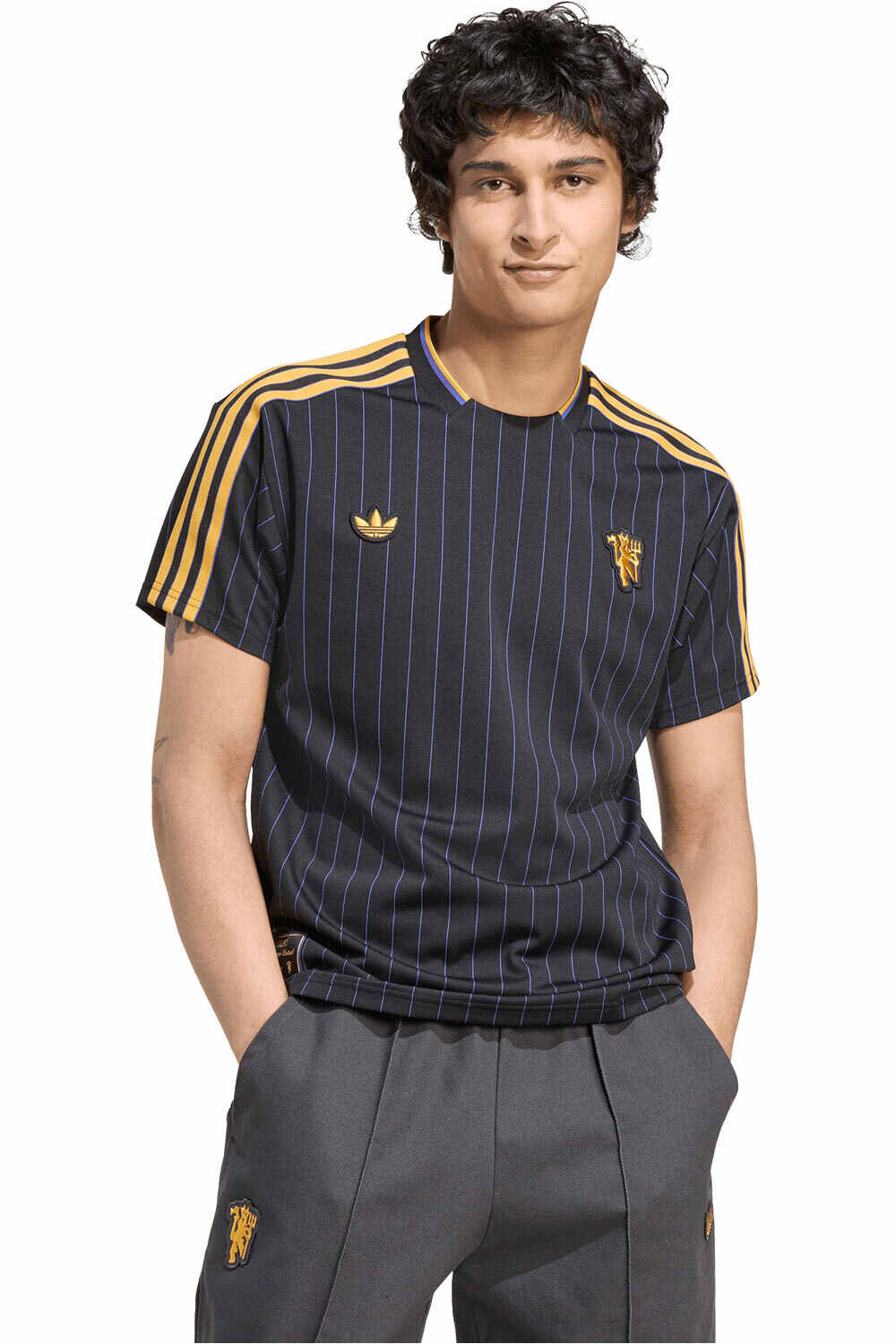 adidas camiseta manga corta hombre ORIGINALS TERRACE ICONS MANCHESTER UNITED NEGRO vista frontal