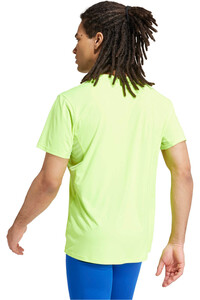 adidas camiseta técnica manga corta hombre ADIZERO ESSENTIALS VERDE vista trasera