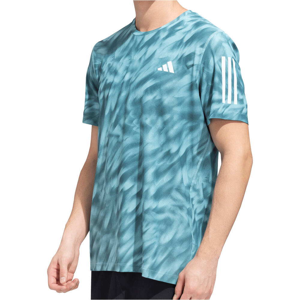 adidas camiseta técnica manga corta hombre OWN THE RUN ALLOVER PRINT VERDE vista detalle