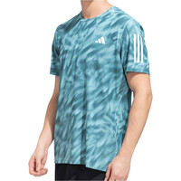 adidas camiseta técnica manga corta hombre OWN THE RUN ALLOVER PRINT VERDE vista detalle