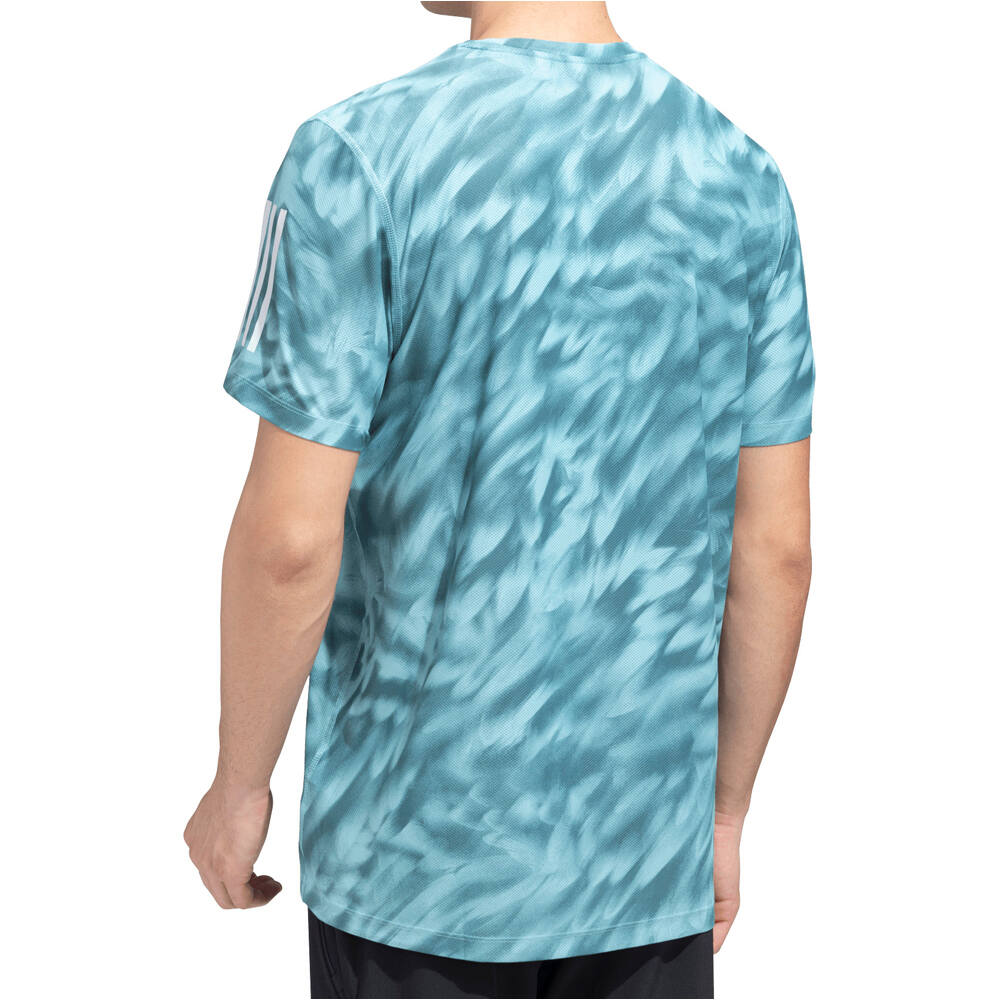adidas camiseta técnica manga corta hombre OWN THE RUN ALLOVER PRINT VERDE vista trasera