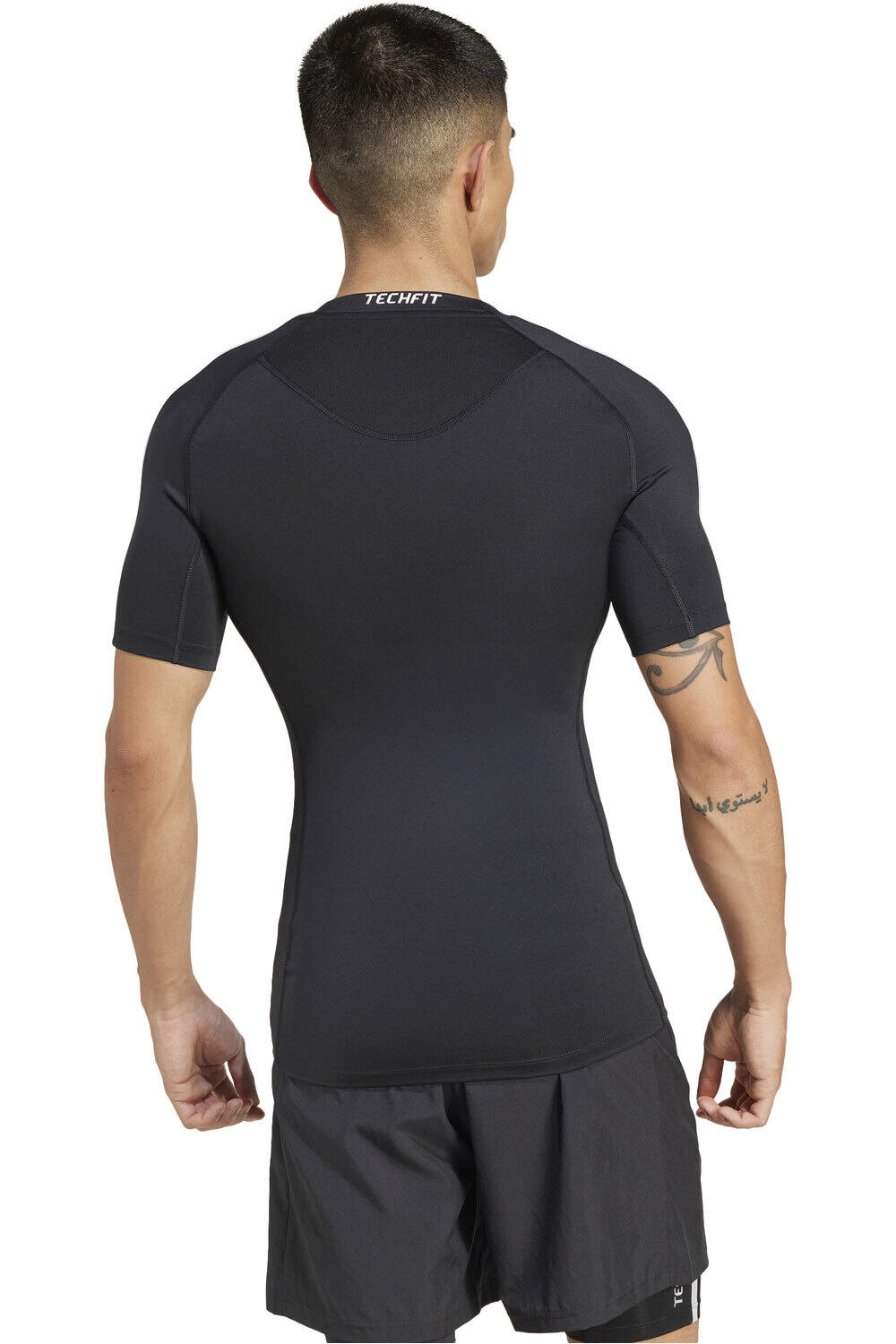 adidas camiseta térmica manga larga hombre TECHFIT COMPRESSION 3 STRIPES NEGRO vista trasera