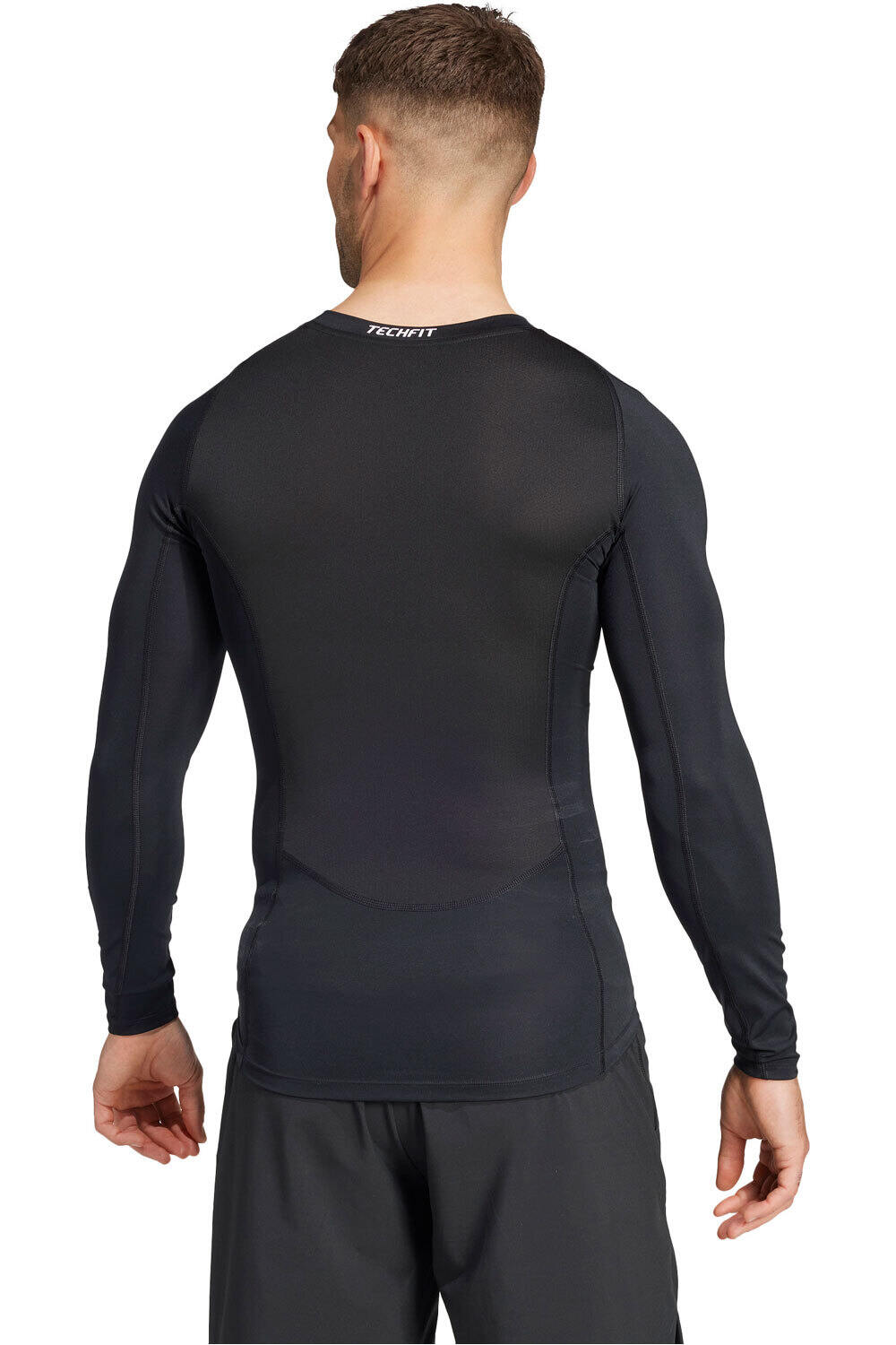 adidas camiseta térmica manga larga hombre TECHFIT NEGRO vista trasera