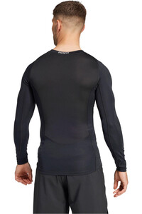 adidas camiseta térmica manga larga hombre TECHFIT NEGRO vista trasera