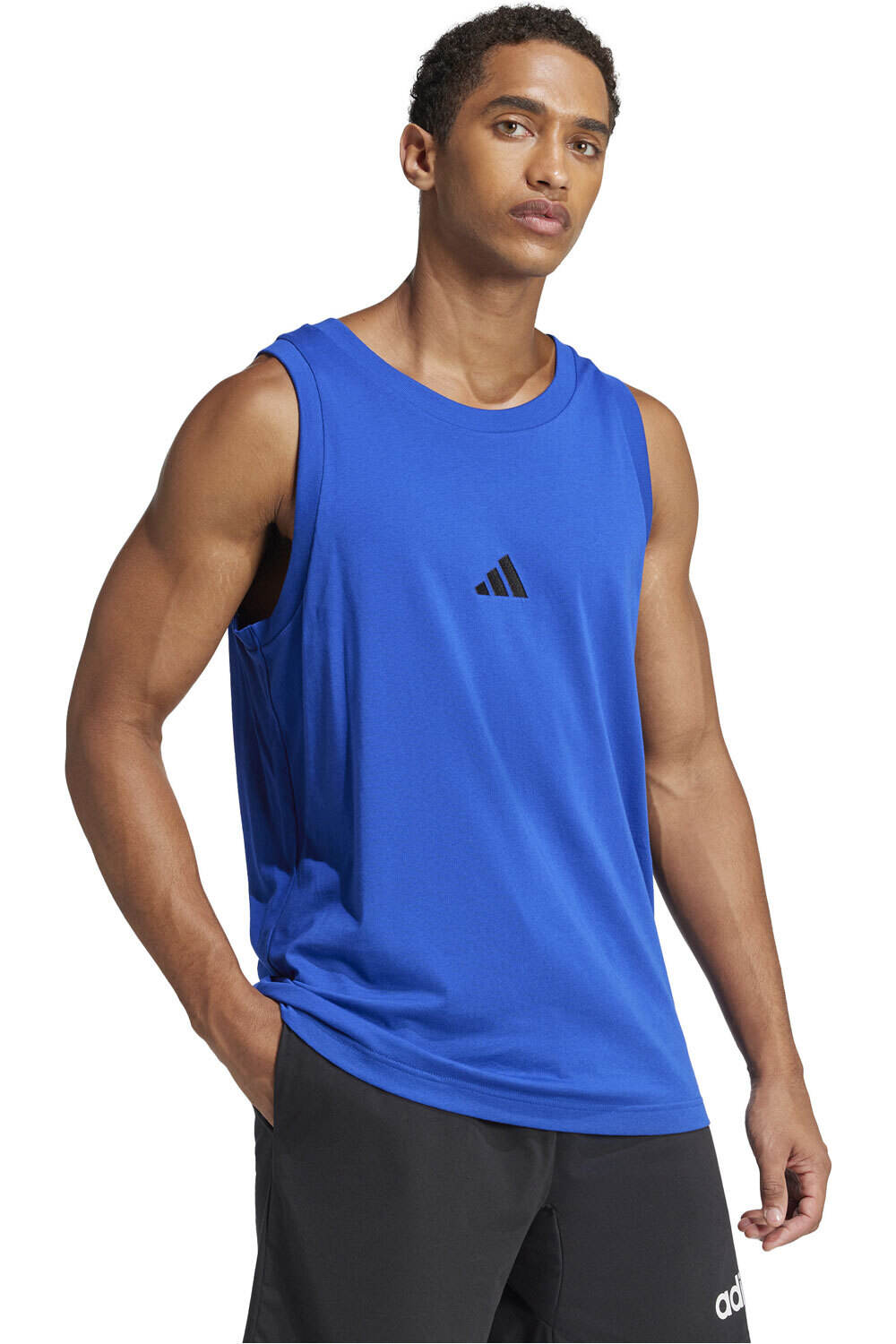 adidas camiseta tirantes hombre ESSENTIALS SMALL LOGO SINGLE AZUL vista detalle
