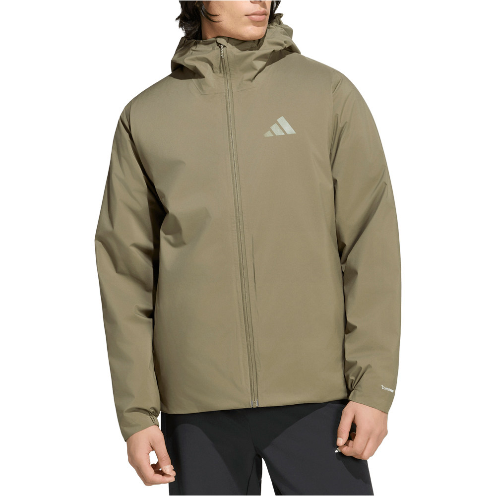 adidas chaqueta outdoor hombre MT ESS RAIN INS MARRON vista frontal