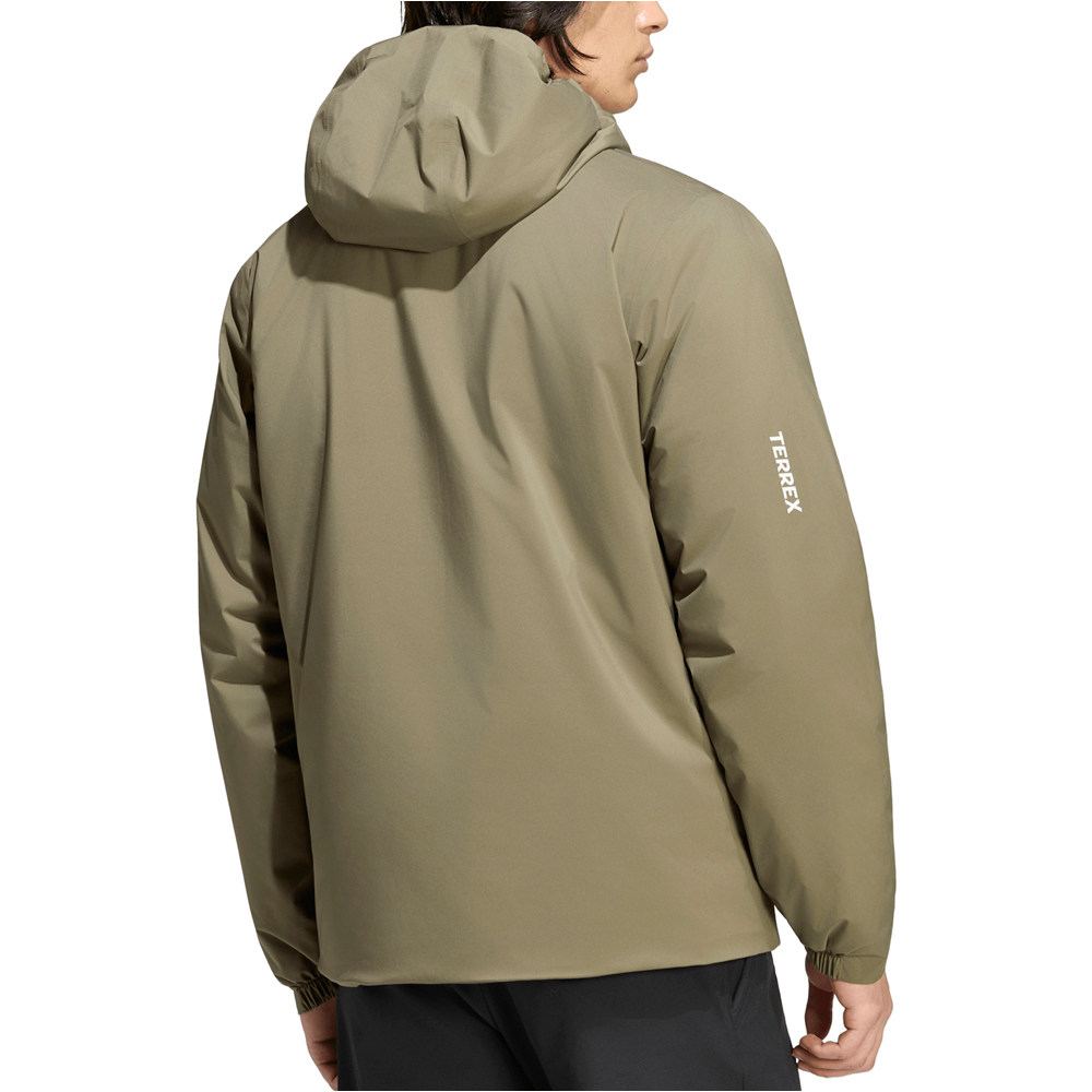 adidas chaqueta outdoor hombre MT ESS RAIN INS MARRON vista trasera