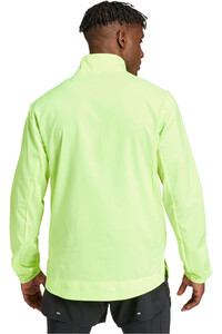 adidas CHAQUETA RUNNING HOMBRE ADIZERO MORADO vista trasera