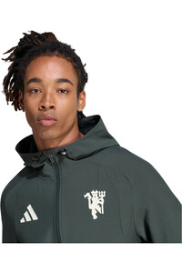 adidas chubasqueros y chaquetones entrenamiento fútbol MANCHESTER UNITED TIRO TRAVEL NEGRO vista detalle