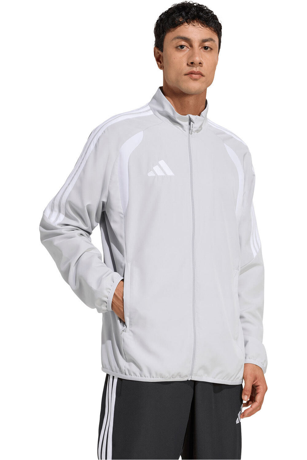 adidas chubasqueros y chaquetones entrenamiento fútbol TIRO26 LEAGUE PRESENTATION GRIS vista detalle