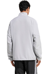 adidas chubasqueros y chaquetones entrenamiento fútbol TIRO26 LEAGUE PRESENTATION GRIS vista trasera