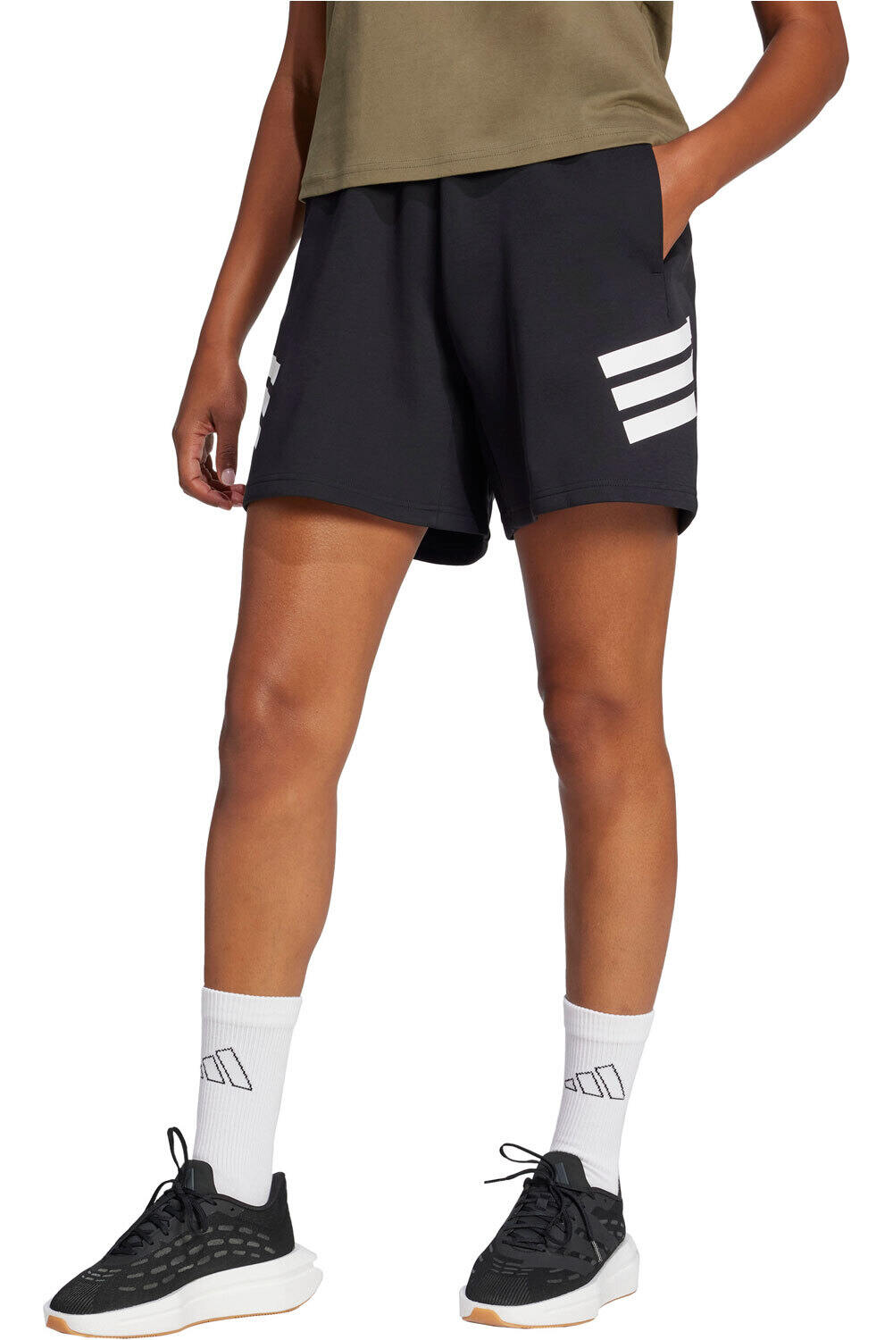 adidas pantalón corto deporte mujer FUTURE ICONS THREE STRIPES NEGRO vista frontal