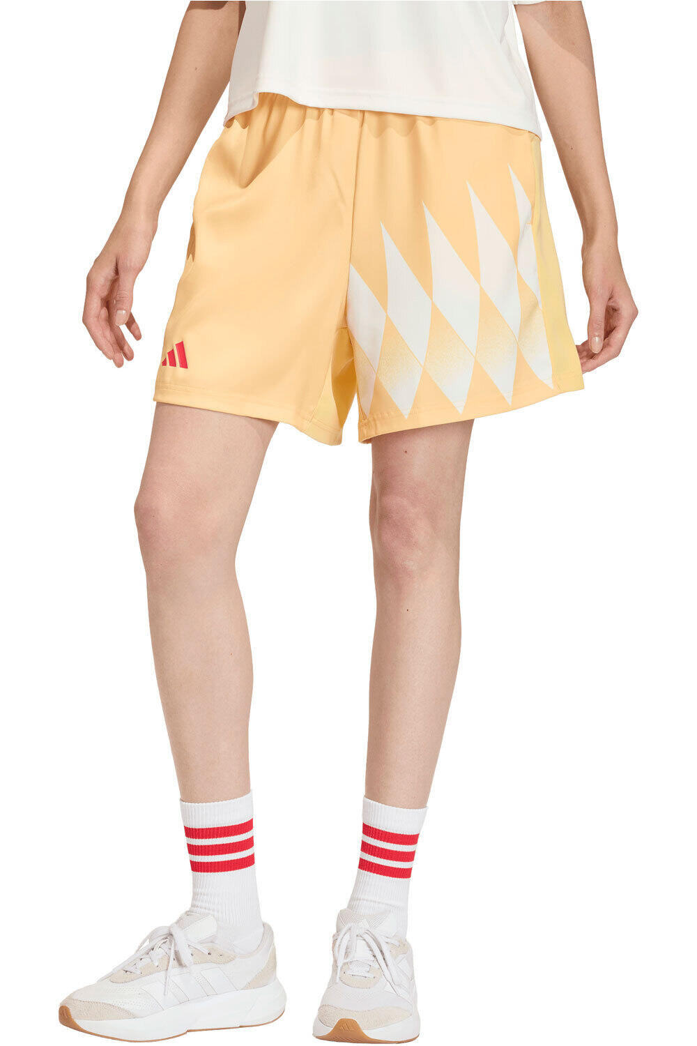 adidas pantalón corto deporte mujer HOUSE OF TIRO X COMMON GOAL NARANJA vista frontal