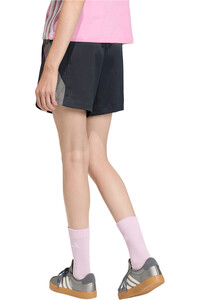 adidas pantalón corto deporte mujer STADIUM GRIS vista trasera