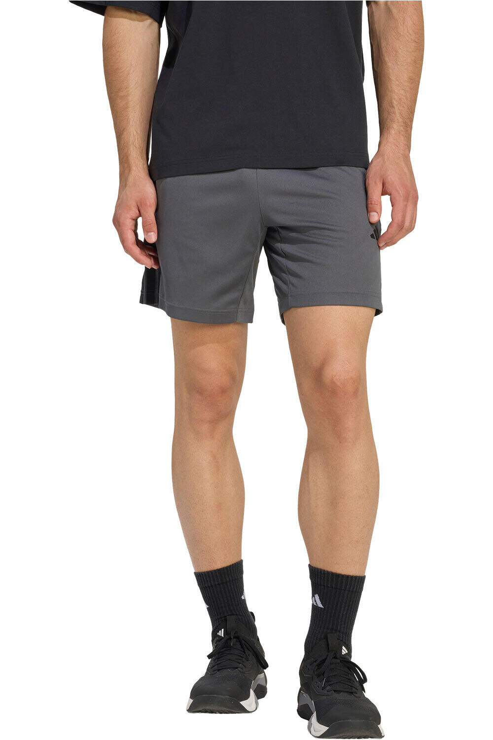 adidas pantalón corto fitness hombre WE BAS 3SPQ S7 GRIS vista frontal