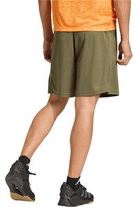 adidas pantalón corto fitness hombre WORKOUT ESSENTIALS BASE BIG LOGO VERDE vista trasera