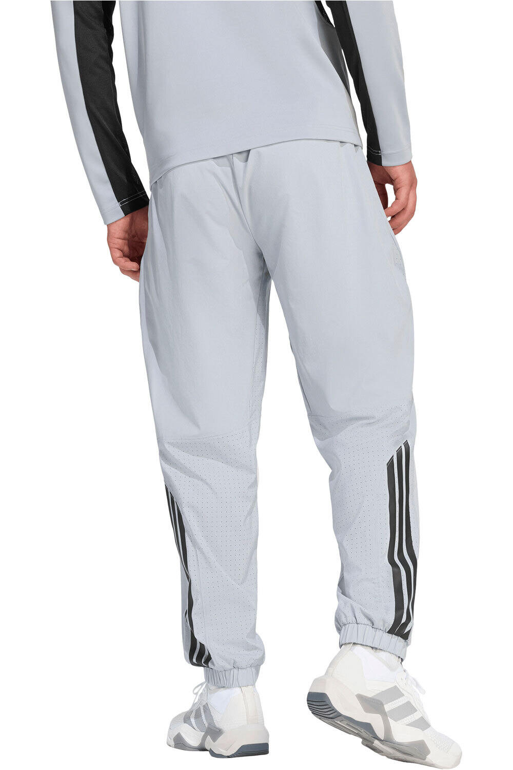adidas pantalon fitness hombre TECH ESSENTIALS WORKOUTPANTS GRIS vista trasera