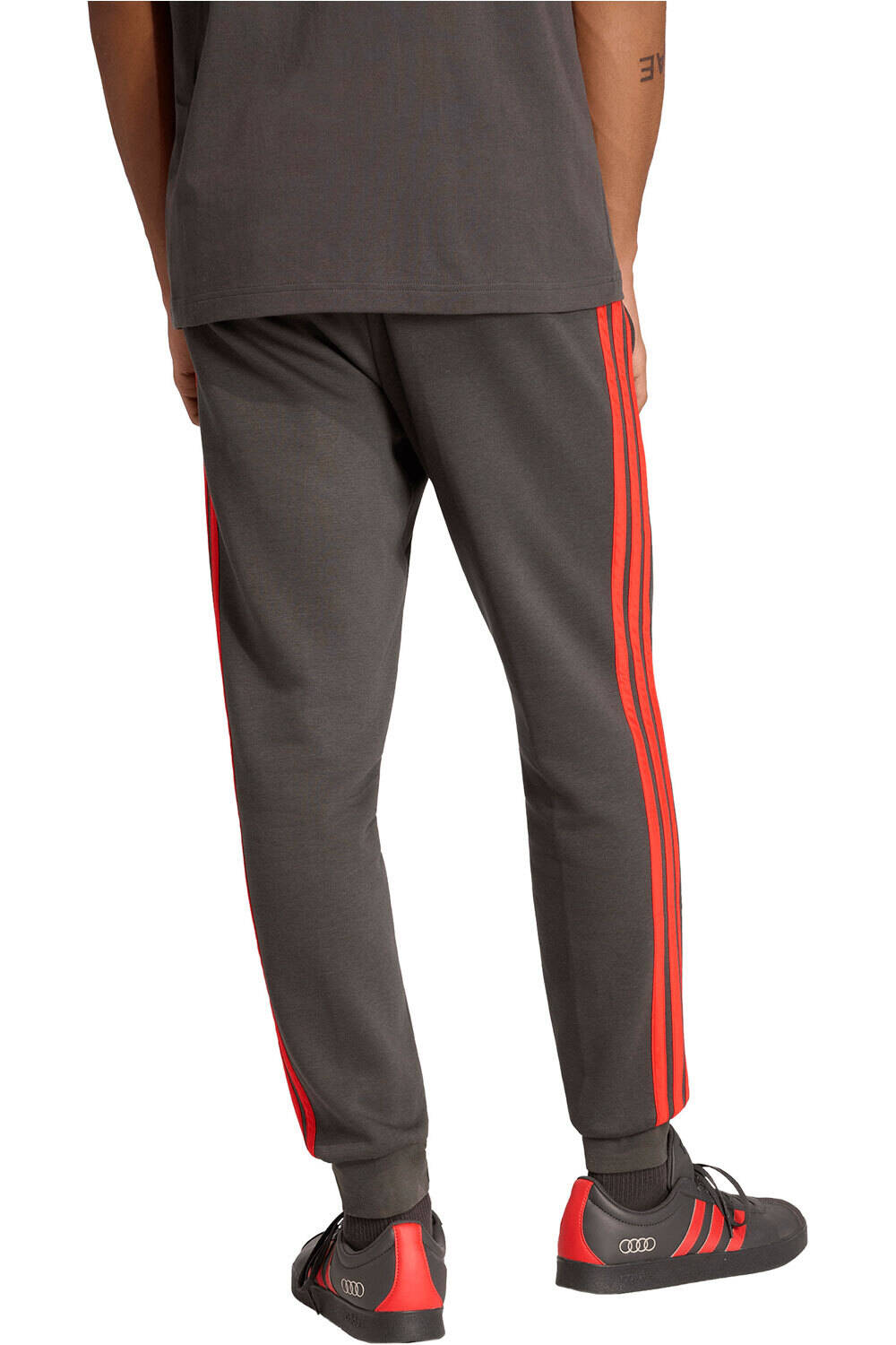 adidas pantalón hombre AUDI F1 TEAM NARANJA vista trasera