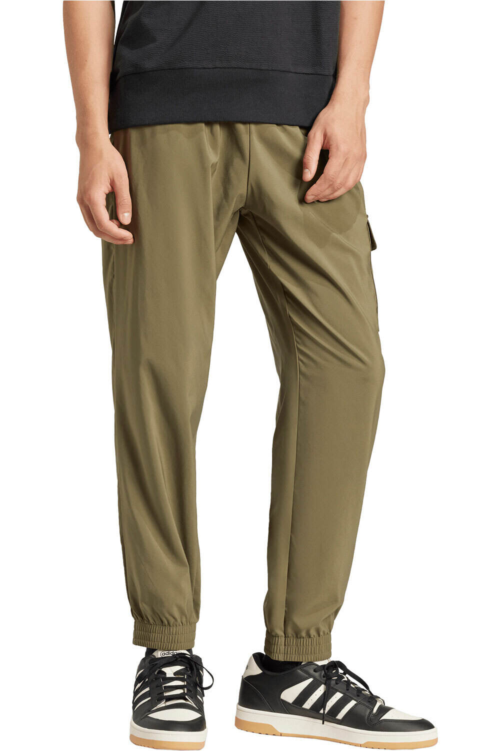adidas pantalón hombre ESSENTIALS SMALL LOGO CARGP VERDE vista detalle