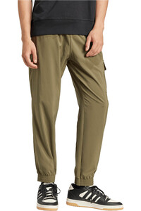 adidas pantalón hombre ESSENTIALS SMALL LOGO CARGP VERDE vista detalle