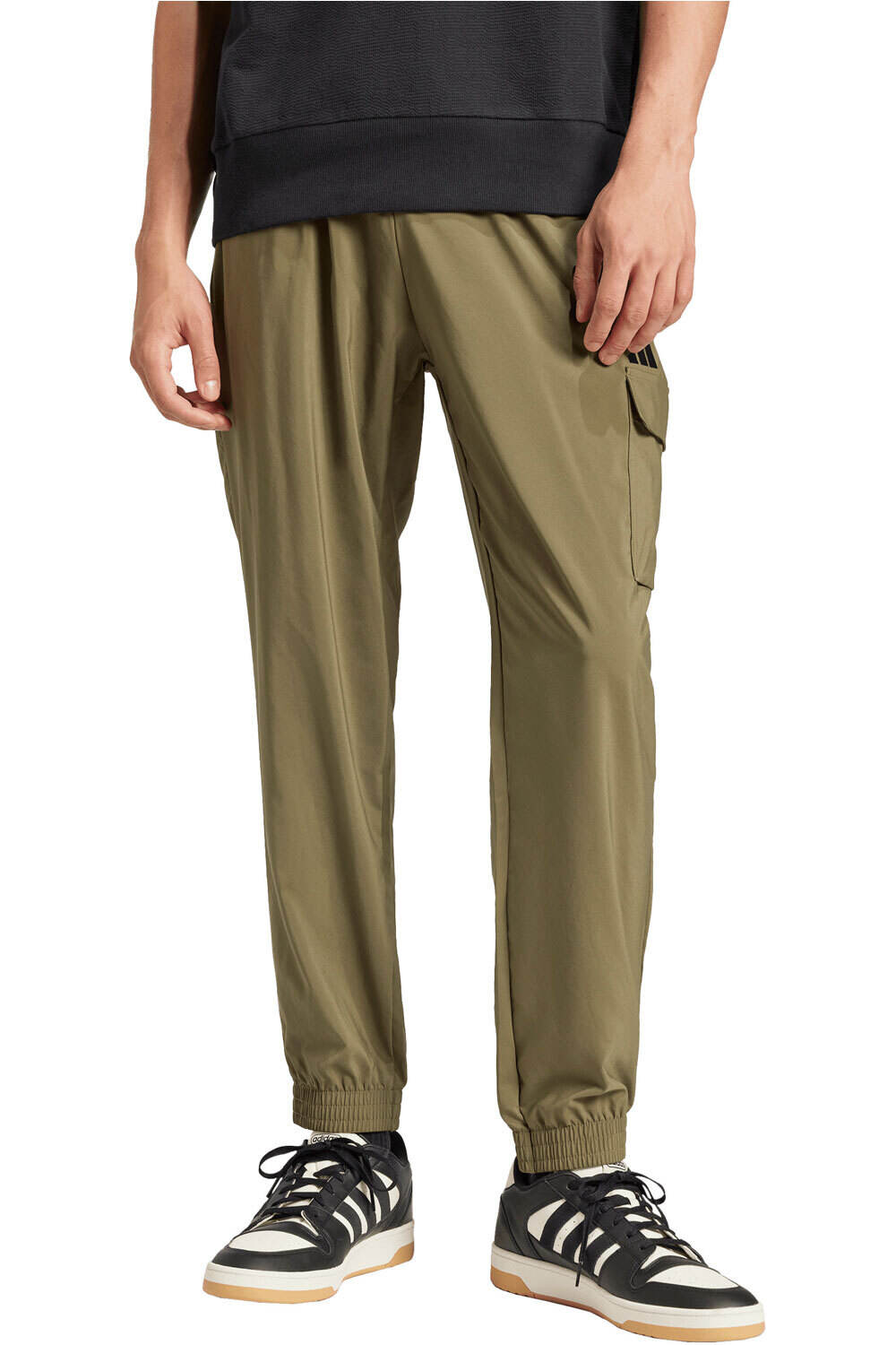 adidas pantalón hombre ESSENTIALS SMALL LOGO CARGP VERDE vista frontal