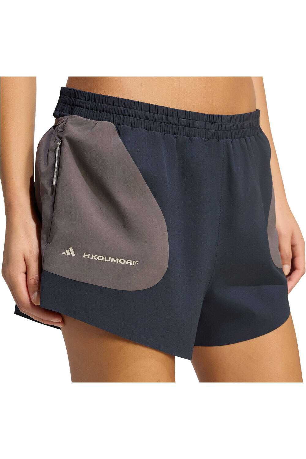 adidas pantalón running mujer RUNNING X HERMANOS KOUMORI GRIS vista detalle