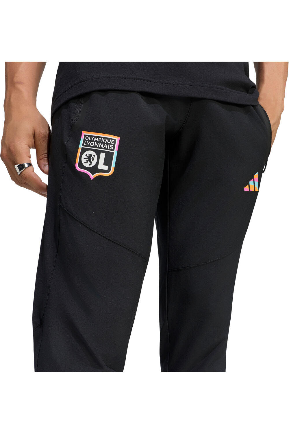 adidas pantalones futbol OLYMPIQUE DE LYON TIRO TRAVEL NEGRO vista detalle