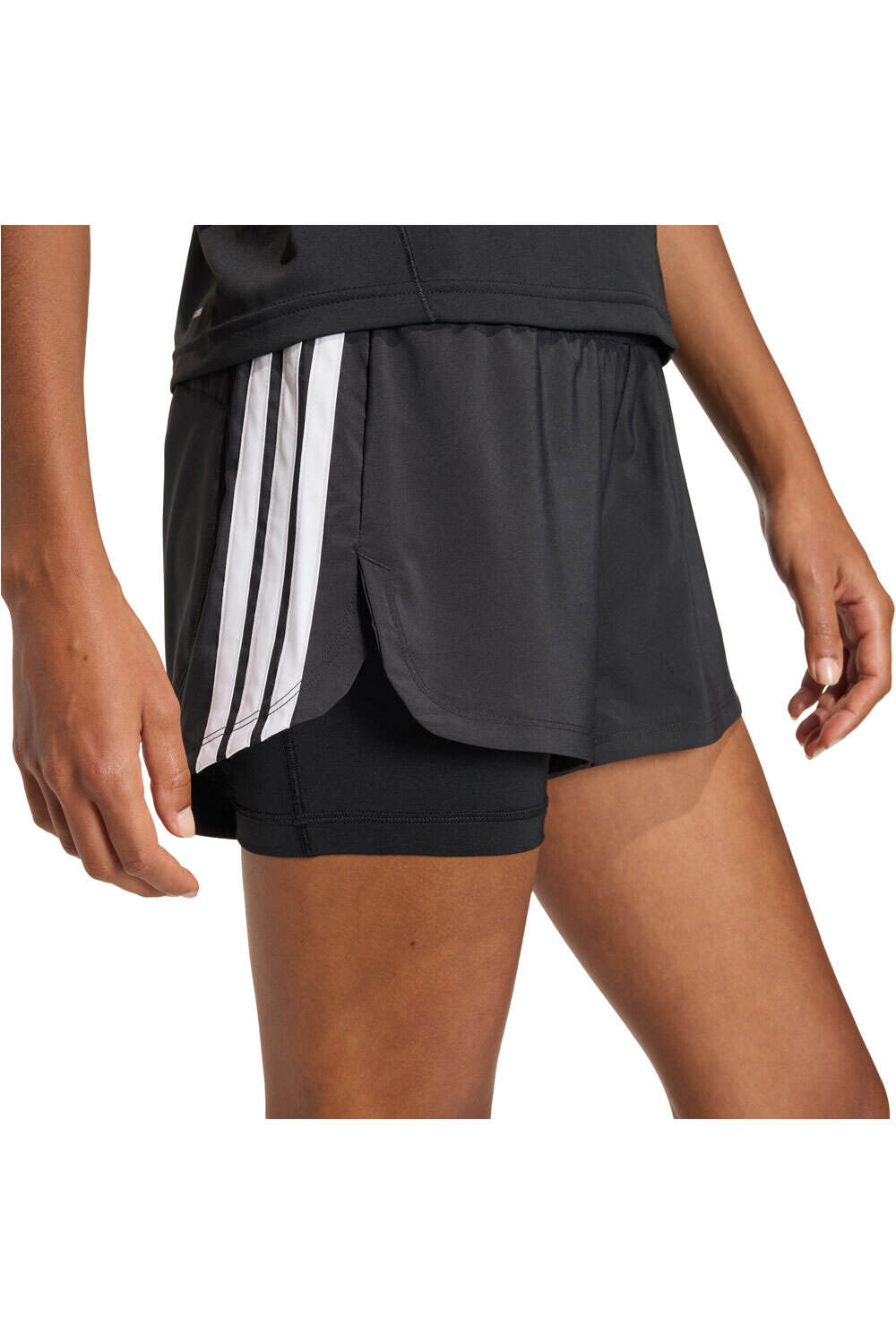 adidas pantalones y mallas cortas fitness mujer PACER WORKOUT WOVEN 2IN1 NEGRO 03