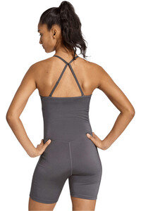 adidas pantalones y mallas cortas fitness mujer PRIMELIFT ESSENTIALS WORKOUT SHINE ONESIE GRIS vista trasera