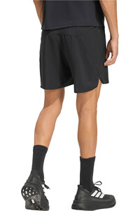 adidas pantaloneta técnica hombre RUN ESSENTIALS NEGRO vista trasera