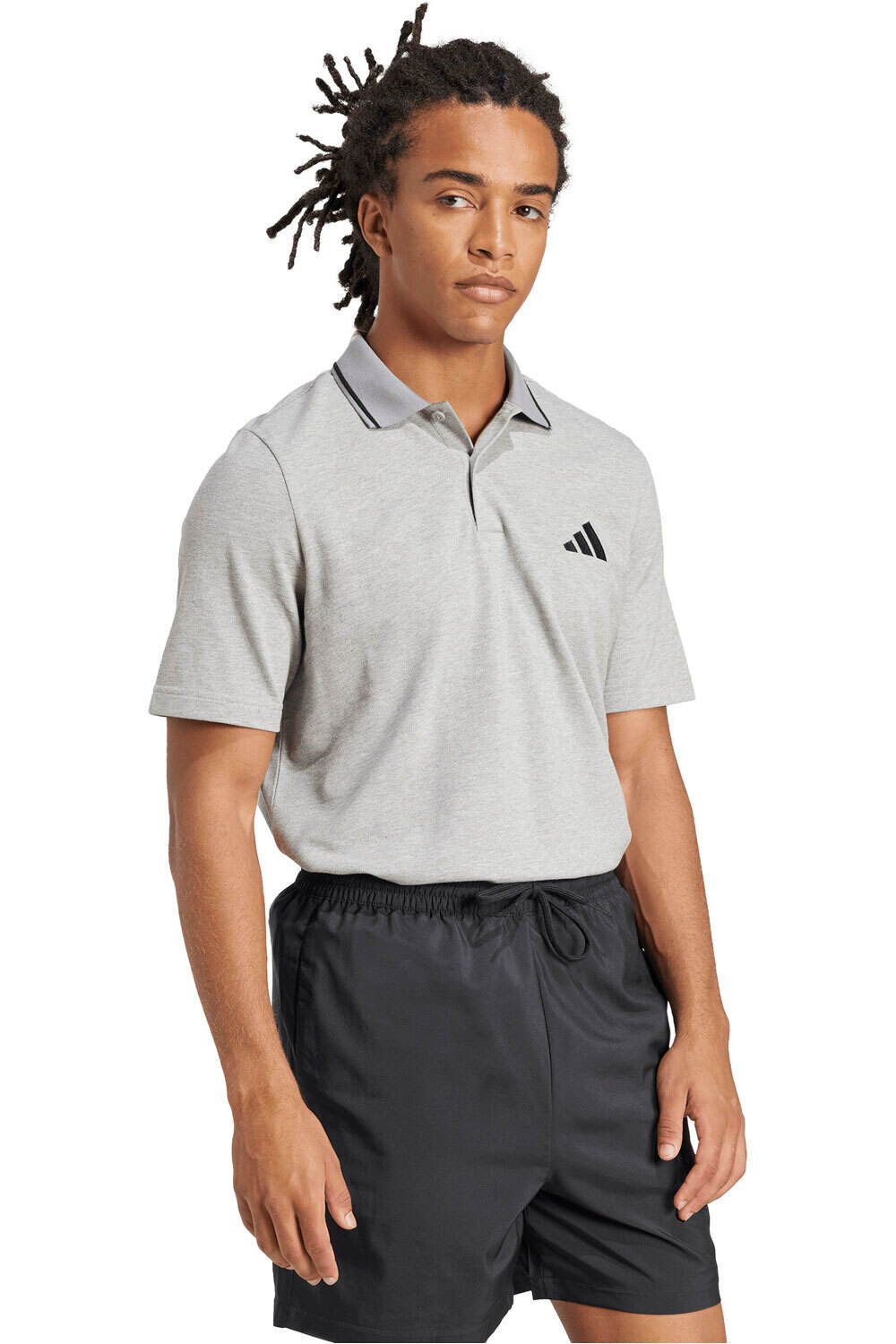 adidas polo manga larga hombre ESSENTIALS SMALL LOGO PIQUE GRIS vista detalle