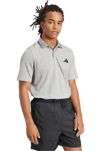 adidas polo manga larga hombre ESSENTIALS SMALL LOGO PIQUE GRIS vista detalle