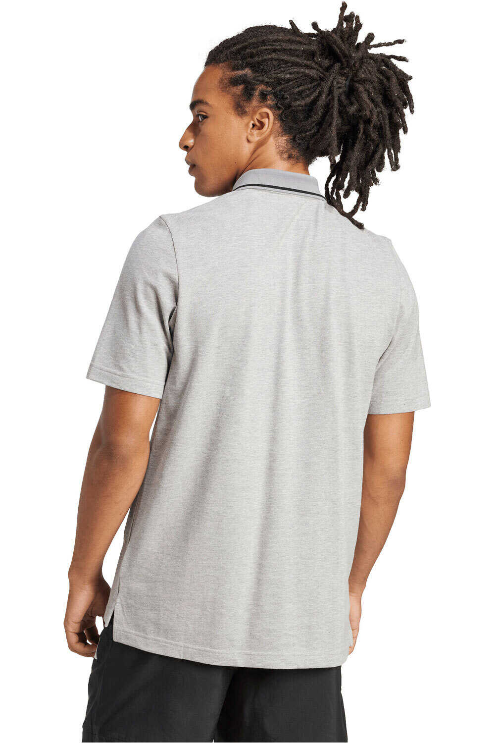 adidas polo manga larga hombre ESSENTIALS SMALL LOGO PIQUE GRIS vista trasera