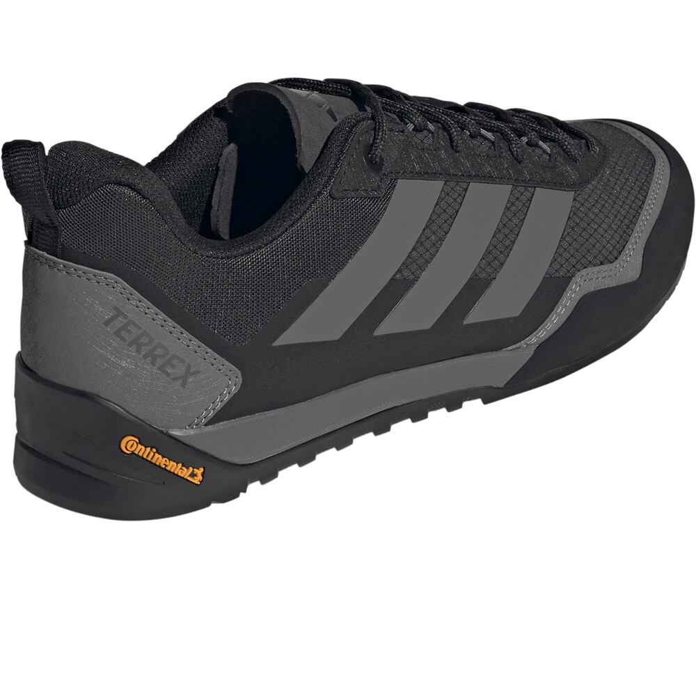 adidas zapatilla trekking hombre TERREX SKYCHASER SOLO 3 NEGRO vista trasera