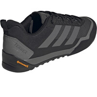 adidas zapatilla trekking hombre TERREX SKYCHASER SOLO 3 NEGRO vista trasera