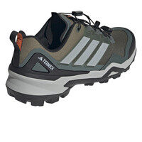 adidas zapatilla trekking hombre TERREX SKYCHASER VERDE vista trasera