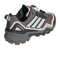 adidas zapatilla trekking mujer TERREX SKYCHASER GORE-TEX GRIS vista trasera