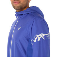 Asics CHAQUETA RUNNING HOMBRE ICON AZUL vista detalle