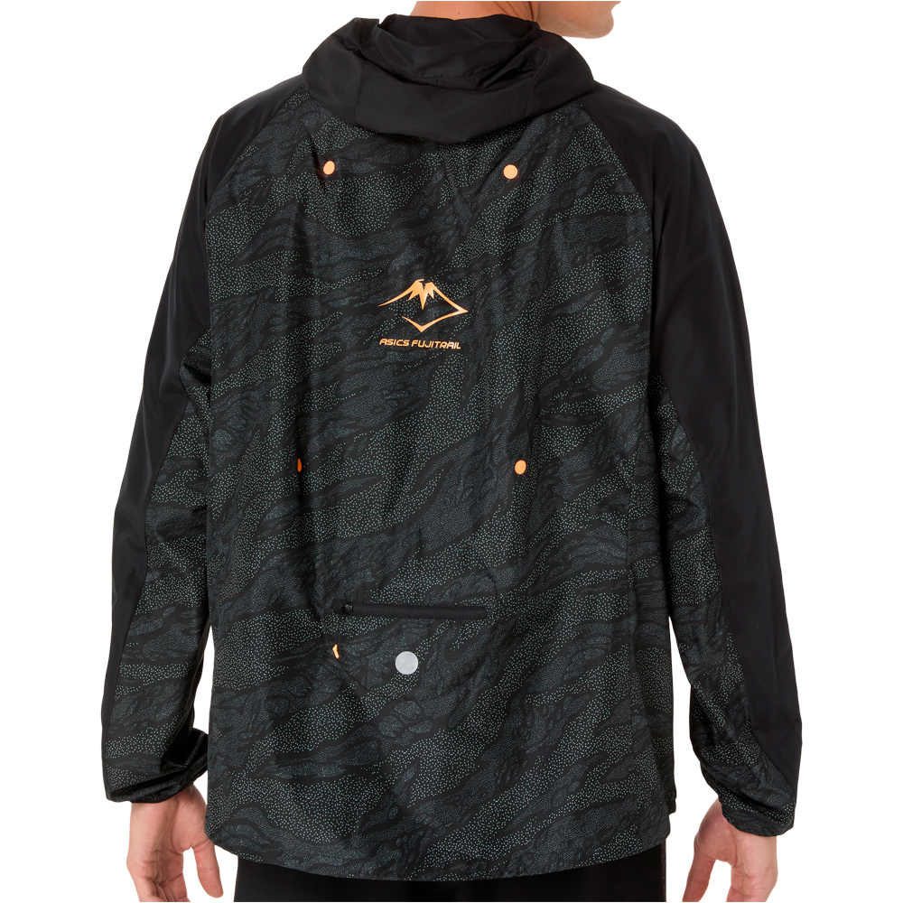 Asics CHAQUETA TRAIL RUNNING HOMBRE FUJITRAIL PACKABLE WINDBREAKER NEGRO vista trasera