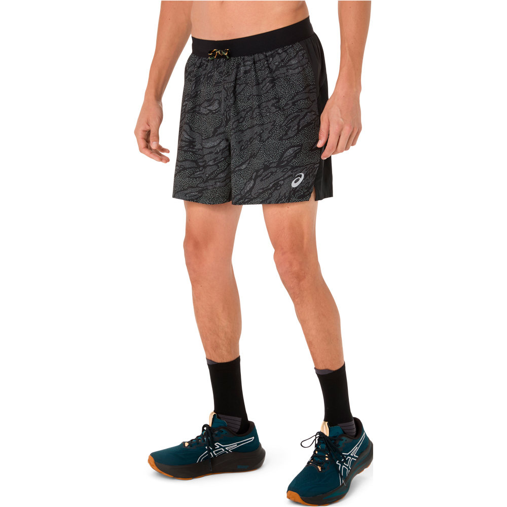 Asics pantalón running hombre FUJITRAIL ALL OVER PRINT NEGRO vista detalle