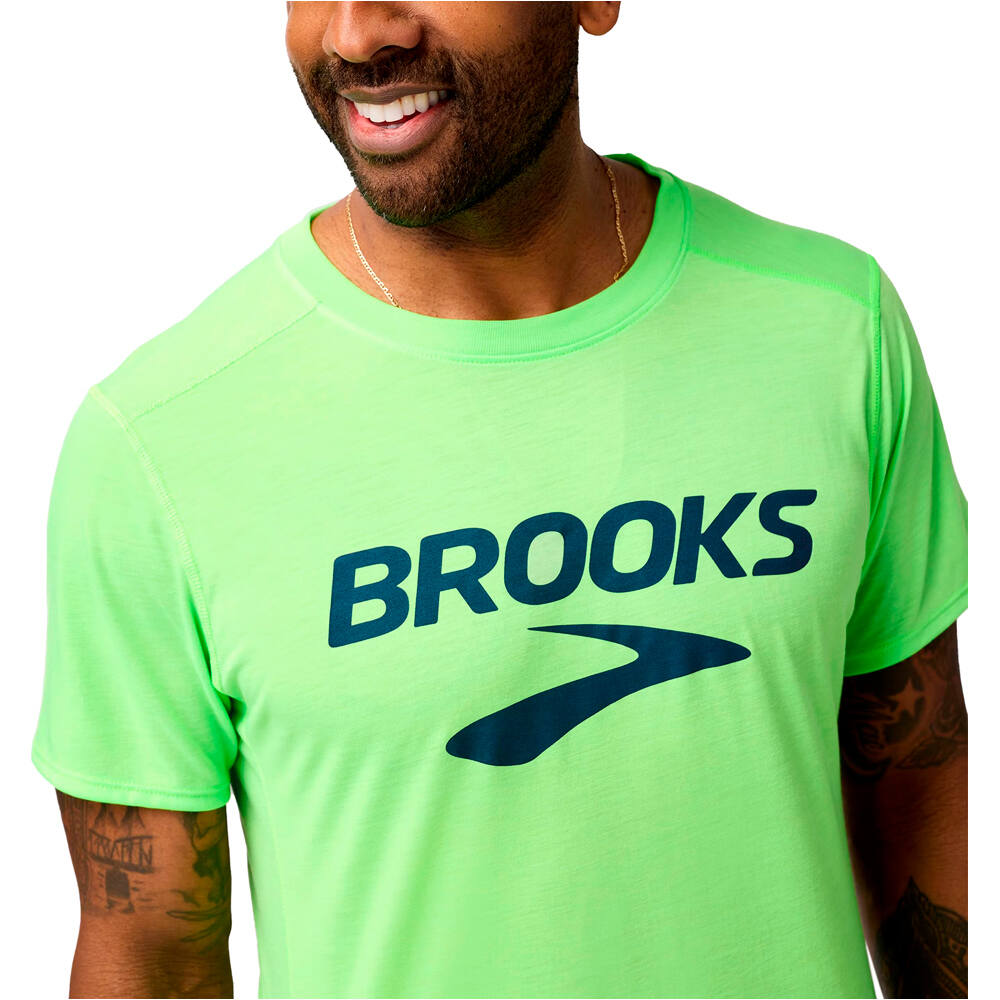 Brooks camiseta técnica manga corta hombre DISTANCE 3.0 VERDE vista detalle