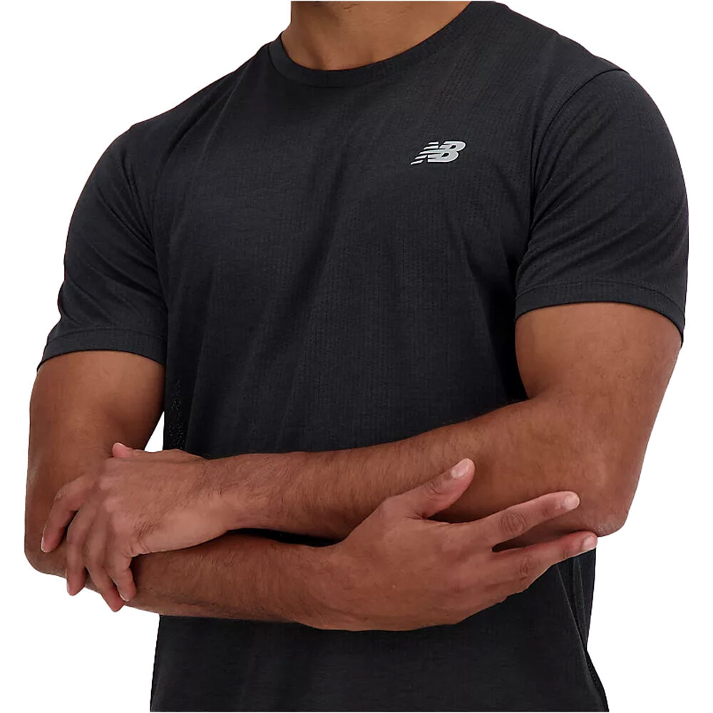 New Balance camiseta técnica manga corta hombre ATHLETICS RUN NEGRO 03
